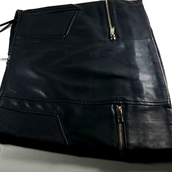 Forever 21 Faux Leather Skirt. - Picture 4 of 5